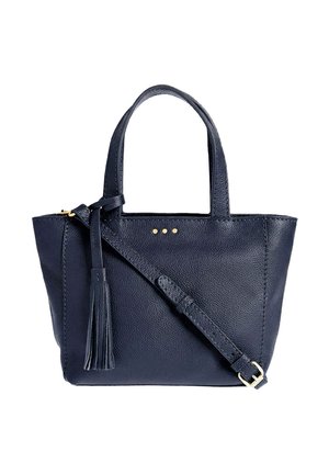 Sac fourre-tout en cuir bleu marine avec double poignées, bandoulière ajustable, détail pompon et trois petits clous dorés sur le devant.