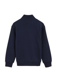 Mornarsko modra sweatshirt z visokim ovratnikom, dolgimi rokavi ter ribanimi manšetami in robom, izdelana iz mehkega, teksturiranega blaga.