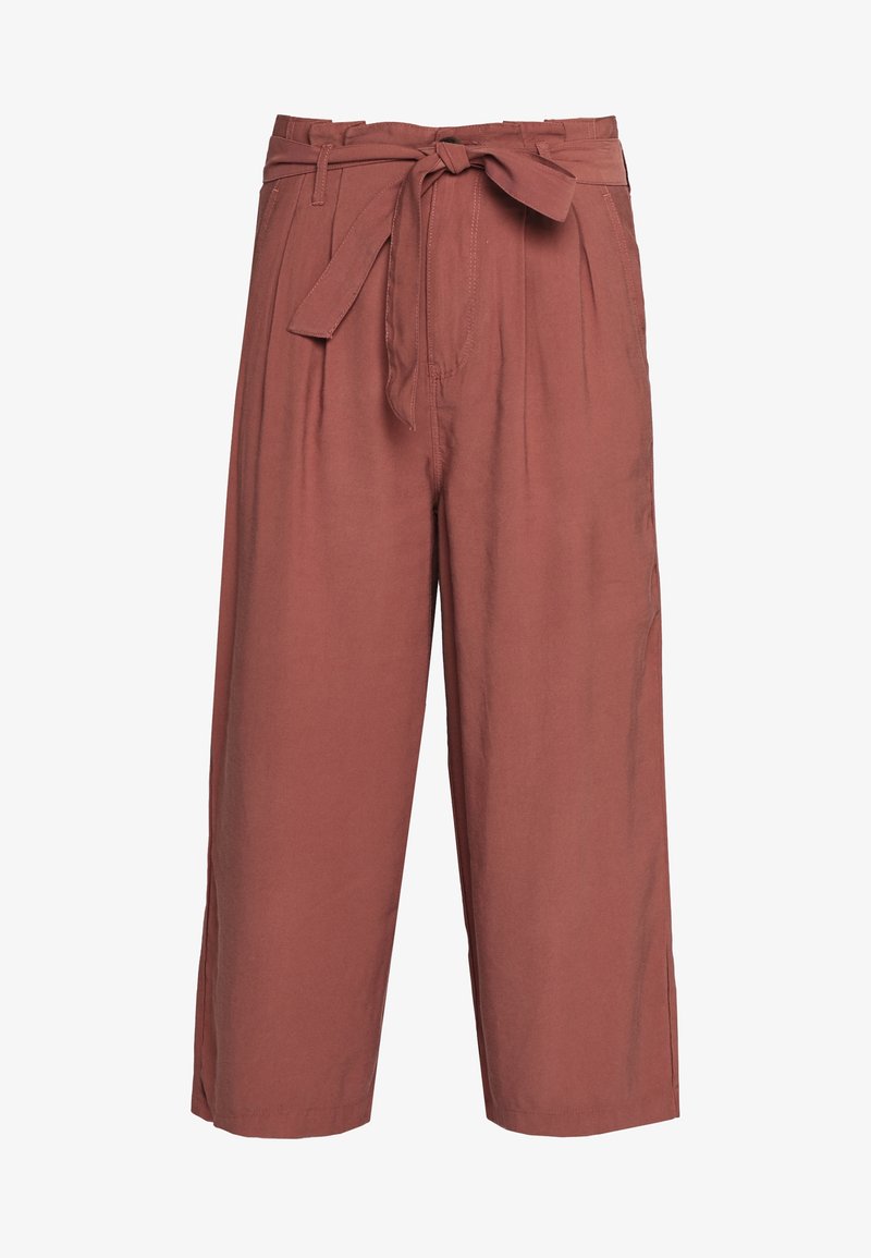 Pantalons larges en terre cuite avec une ceinture à nouer, un devant plissé et des poches latérales. Fabriqués en tissu léger pour le confort.