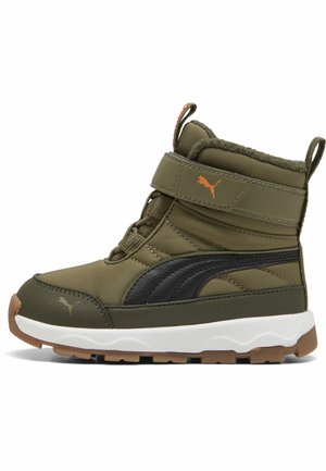 Grønne mid-top støvler med en sort stribe, der har en polstret krave, orange logo, velcro-rem og en struktureret gummisål.