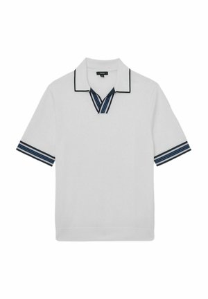 Polo bianca a maniche corte con colletto e polsini a righe nere e blu su sfondo uniforme.