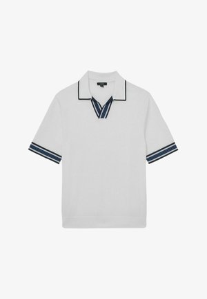 Polo bianca a maniche corte con colletto e polsini a righe nere e blu su sfondo uniforme.