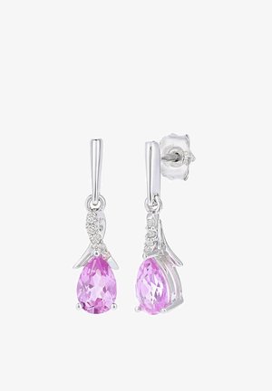 Hopeiset pisaranmuotoiset korvakorut, joissa on vaaleanpunaiset jalokivet, kimaltavia koristeita ja tyylikäs muotoilu, kiinnitetty perhossolkiolla.