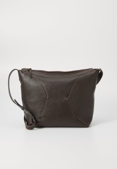 Bolso de cuero marrón con un acabado texturizado, que cuenta con un cierre de cremallera y costuras decorativas. Incluye un asa corta para su transporte.
