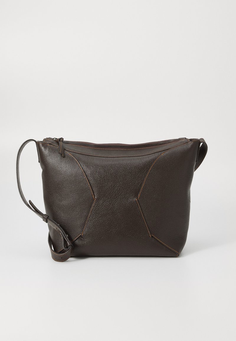 Borsa in pelle marrone con una finitura testurizzata, dotata di chiusura con zip e cuciture decorative. Include un manico corto per il trasporto.