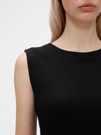 Svart ärmlös topp med rund halsringning, tillverkad av slät tyg, med minimala sömmar och en figurnära design.