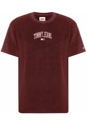 T-shirt rouge foncé à manches courtes et col rond avec le texte "TOMMY JEANS" et petit logo de drapeau rouge, blanc et bleu centré sur la poitrine.