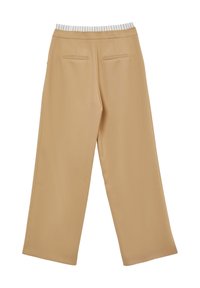 Pantaloni beige a gamba larga con una consistenza liscia, dotati di una cintura elastica a righe e due tasche posteriori.