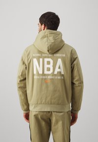 Nike Performance NBA JACKET - Treningsjakke - neutral olive/hyper crimson