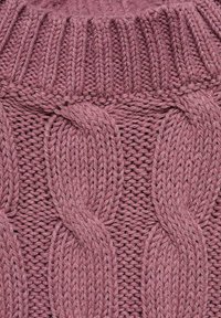 Detaj sviterja iz pletenega materiala v mauve barvi, ki vsebuje debele kabla vzorce in rebrast ovratnik, ter prikazuje teksturirano, debelo prejo.