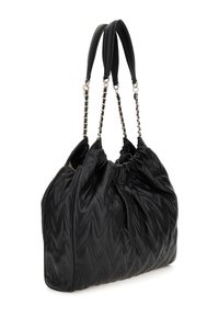 Borsa a tracolla nera trapuntata con un motivo a zigzag, dotata di due manici superiori e dettagli in catena. Materiale morbido con una texture arricciata.