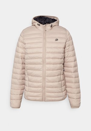 Veste matelassée beige clair avec un motif de piqûres serrées, fermeture éclair et capuche. Comprend une doublure intérieure noire et un petit logo sur la poitrine.