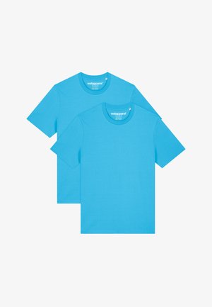 Zwei kurzärmelige T-Shirts in lebhaftem Blau mit Rundhalsausschnitt und einem weichen, glatten Baumwollmaterial. Einfaches und nahtloses Design.