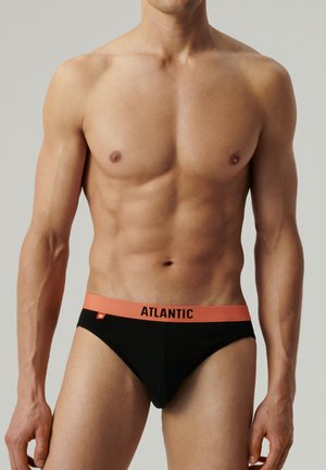 Czarne męskie majtki typu slip z kontrastowym koralowym paskiem. Tekst "ATLANTIC" na pasku. Gładki materiał, niskie wycięcie.