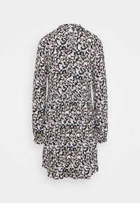 Blumenkleid mit langen Ärmeln, hohem Ausschnitt und taillierter Taille. Der Stoff hat eine schwarze Basis mit kleinen weißen und rosa Blumen.