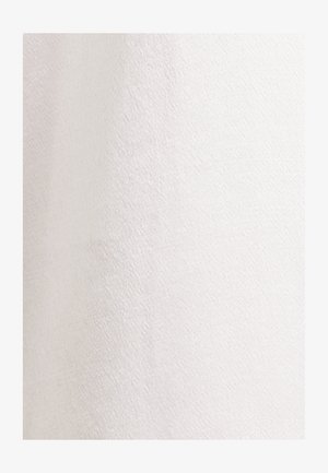 Weißer Stoff mit einer subtilen Textur, der eine glatte Oberfläche und einen leichten Glanz aufweist. Ideal für verschiedene Textilanwendungen.