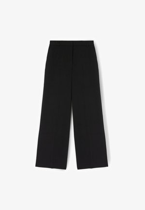 Pantalones negros de pierna ancha hechos de tela suave, con un diseño de pliegue delantero y cinturilla entallada para un ajuste estructurado.