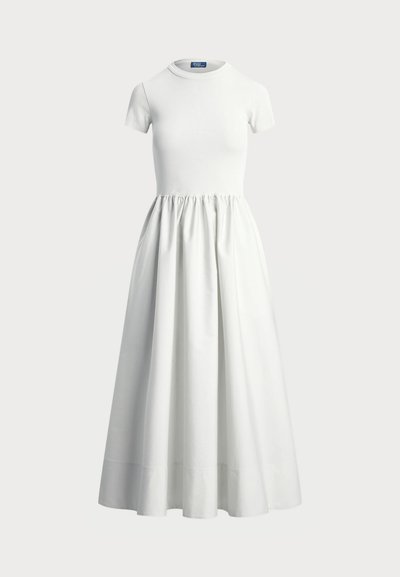 Balts īsām piedurknēm kleita ar apaļu dekoltē, savilkta viduklī un kupla, plūstoša svārka; izgatavota no gludas auduma ar vienkāršu dizainu.