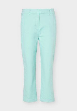 Lys blå slim-fit bukser med beltestropper, frontglidelås og rett ben design på hvit bakgrunn.