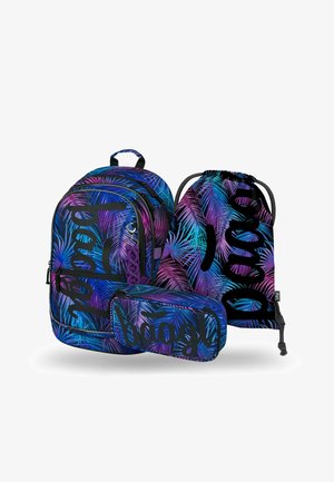 Ensemble de sacs à dos comprenant un grand sac à dos, un sac à cordon et une trousse, avec un motif de feuilles tropicales vibrant en bleu et violet.