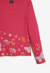 Rosa geripptes Langarmshirt mit gesticktem "desigual"-Logo, das bunte Schmetterlinge, Kirschen, Blumen und Sternmuster zeigt. Spitzenkante.
