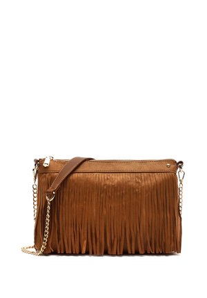 Sac en daim marron avec des détails en frange. Il dispose d'une fermeture éclair, d'une chaîne amovible et d'une bandoulière en cuir lisse.