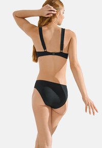 Ensemble de bikini noir en tissu texturé. Bretelles réglables, fermoir de soutien-gorge simple et bas taille haute mettant en valeur une silhouette élégante.