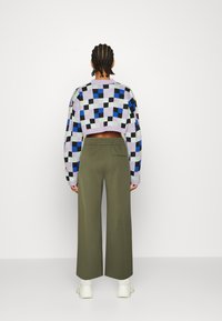 ONLY ONLPOPTRASH SUKI LIFE WIDE - Calças - olive night