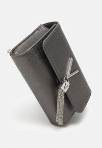 Borsa clutch grigio metallizzato con finitura testurizzata, caratterizzata da una nappina a catena argentata e un dettaglio con logo. Design con patta di chiusura dai bordi lisci.