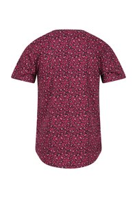 Kortærmet top i pink med hjerte mønster, der har en rund halsudskæring og en afslappet pasform. Bagfra ses en lige forneden og sømme.