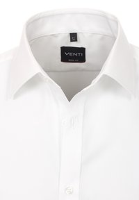 Witte slim fit shirt gemaakt van een gladde stof. Heeft een klassieke kraag, knopenlijst en een label aan de binnenkant met de tekst "VENTI BODY FIT."
