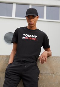 Tommy Jeans LOGO TEE - Print T-shirt - black