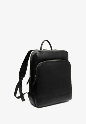 Zwarte leren rugzak met een gladde textuur, rechthoekige vorm, bovenhandgreep, verstelbare schouderbanden en twee ritscompartimenten.