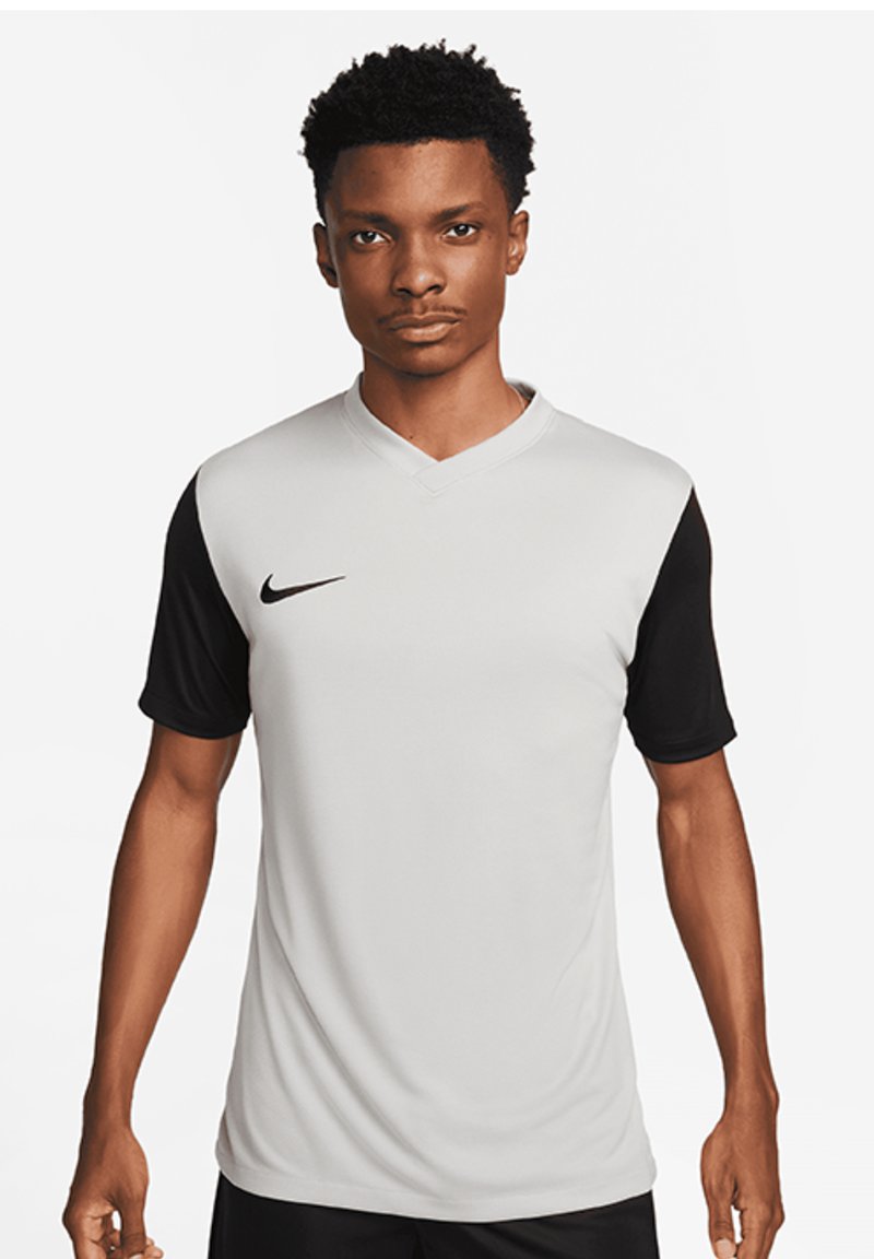 Maglietta sportiva Nike con un corpo grigio chiaro, maniche corte nere, design a scollo a V e un piccolo logo nero sul petto.