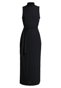 Czarna sukienka bez rękawów z wysokim kołnierzem, dopasowaną sylwetką i pasem w talii. Wykonana z gładkiego, lekkiego materiału.