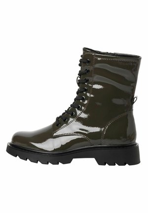 Bottes de combat à lacets en cuir verni vert foncé, avec un bout rond, une semelle noire texturée et des œillets proéminents.