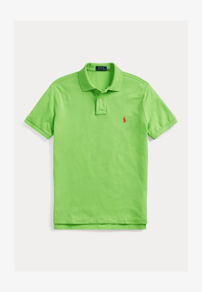 Polo verde feito de algodão. Apresenta gola com colarinho, fecho com dois botões e um pequeno logótipo vermelho no lado esquerdo do peito. Textura suave.