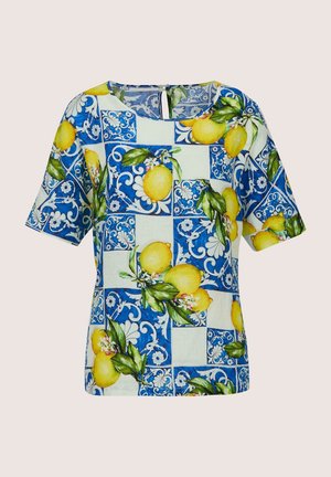 Kurzärmeliges Oberteil mit einem blau-weißen Fliesenmuster, gelben Zitronen und grünen Blättern. Hergestellt aus leichtem Stoff mit rundem Ausschnitt.