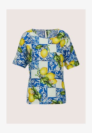 Korte mouw top met een patroon van blauwe en witte tegels met gele citroenen en groene bladeren. Gemaakt van lichtgewicht stof met een ronde halslijn.