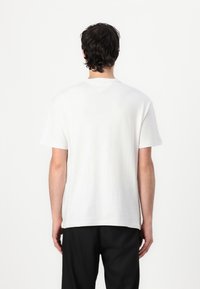 Tommy Jeans LOGO TEE - Trükipildiga T-särk - ecru