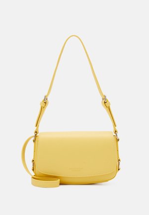 Gelbe Leder-Umhängetasche mit verstellbarem Riemen und Klappverschluss, minimalen Nähten und dezent geprägt mit dem Markennamen auf der Vorderseite.