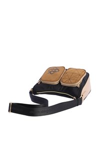 Bolso de hombro de neopreno y cuero sintético en negro y marrón, que cuenta con dos bolsillos frontales con cremallera, detalles acolchados y una correa con logo.
