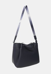 Borsa in pelle blu scuro con una forma ampia e strutturata. Caratterizzata da un manico singolo, una tracolla rimovibile e un accento con logo stampato in argento.