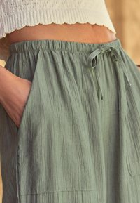 Next TEXTURED WIDE LEG - Auduma bikses - khaki green
