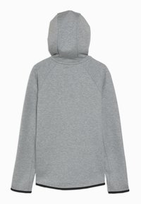 Grå huvtröja med en avslappnad passform, med en känguruficka, ribbade ärmar och en jämn textur, visad från bakvy.