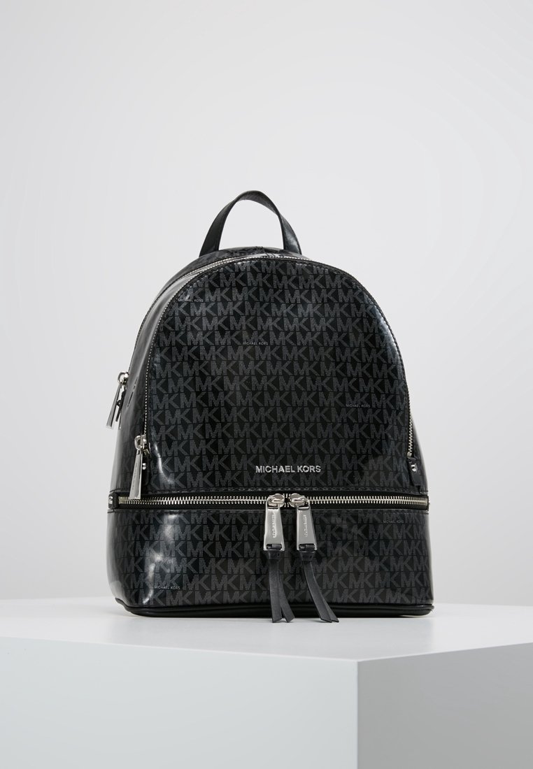 Zaino in ecopelle nera con motivo a monogramma, forma rotonda, chiusura a doppia zip e manico superiore per il trasporto.