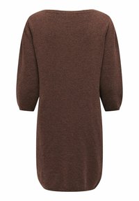 Brun stickad klänning med trekvartslånga ärmar, rundad halsringning och en mjuk, texturerad yta. Skräddarsydd passform som sträcker sig till mitten av låret.