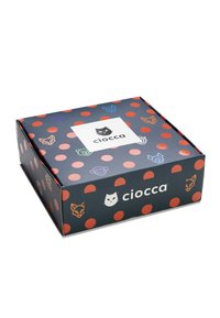Scatola regalo con uno sfondo blu navy, pois rossi e varie illustrazioni di animali. Presenta un'etichetta bianca con il marchio "ciocca".