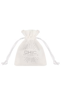 Weißer Stoff-Zugbeutel mit gerafftem oberen Teil, versehen mit einem silbernen Logo "CHIC by Lirette" und einem Sonnenstrahlenmuster im Design.