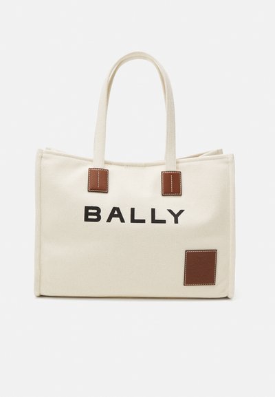 Krém színű vászontáska fekete "BALLY" logóval, barna bőr kiegészítőkkel, téglalap alakú, és strapabíró fülekkel.